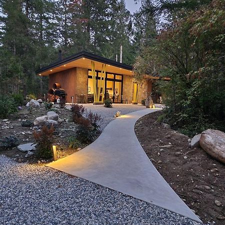 The Shed At Moon Dance Hotel Madeira Park ภายนอก รูปภาพ