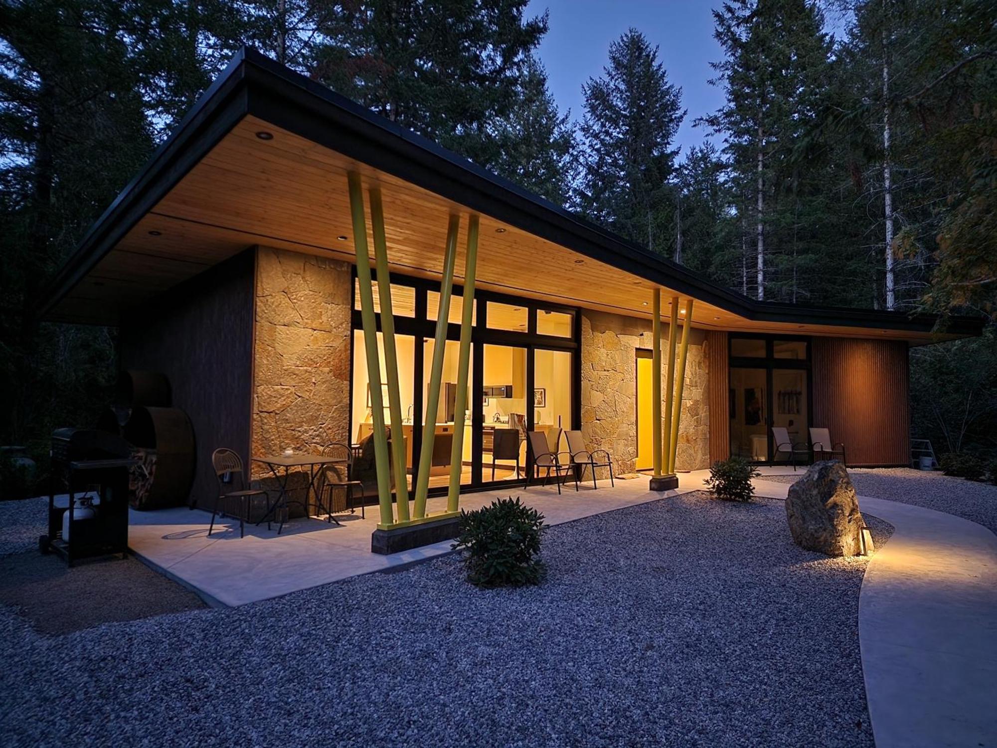 The Shed At Moon Dance Hotel Madeira Park ภายนอก รูปภาพ